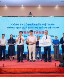 Gần 70.000 hộp sữa được trao tặng trẻ em khó khăn