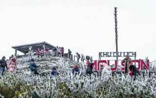 Hàng ngàn du khách bất chấp rét buốt lên đỉnh Mẫu Sơn ngắm băng tuyết