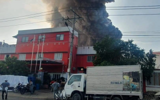 Cháy lớn ở khu công nghiệp, cột khói cao hàng trăm mét