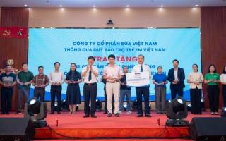 Gần 70.000 hộp sữa được trao tặng trẻ em khó khăn