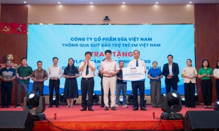 Gần 70.000 hộp sữa được trao tặng trẻ em khó khăn